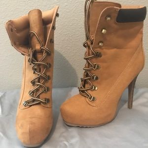 Platform heeled "Timberland" style boot